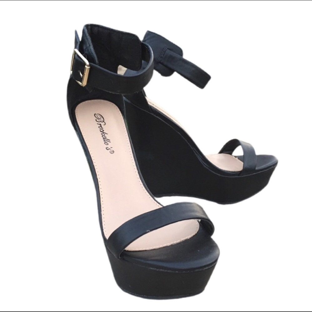 Breckelle’s Vivi 21 Open Toe Ankle Strap Sandals